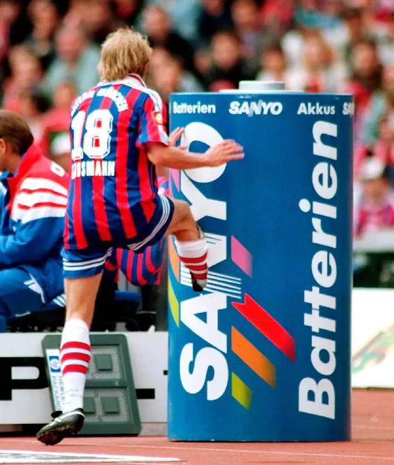 克林斯曼當年一腳踢破廣告桶成就了傳奇